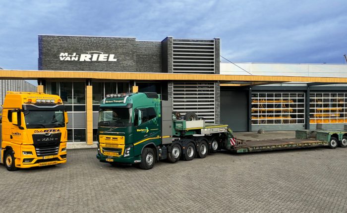 Vrachtwagen MJ van Riel en Martens Transport voor pand